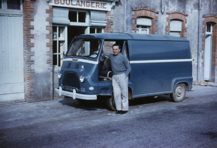 Pierre Housset devant sa Boulangerie